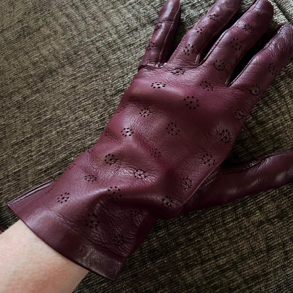VINTAGE LASER CUT LEATHER GLOVES - Picture 1 of 5